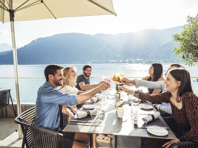 Dinner with a view of the lake in SalzburgerLand | © Zell am See-Kaprun Tourismus