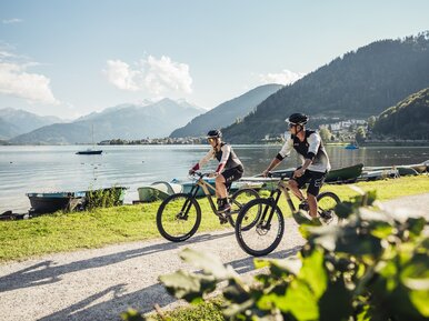With the bike around Lake Zell | © Zell am See-Kaprun Tourismus
