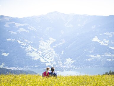 Eine gemütliche Wanderpause auf der Schmittenhöhe mit Blick zum Zeller See | © Schmittenhöhe