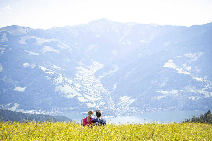 A leisurely hiking break on the Schmittenhöhe with view to Lake Zell | © Schmittenhöhe