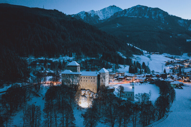 The illuminated Kaprun Castle in winter | © Zell am See-Kaprun Tourismus