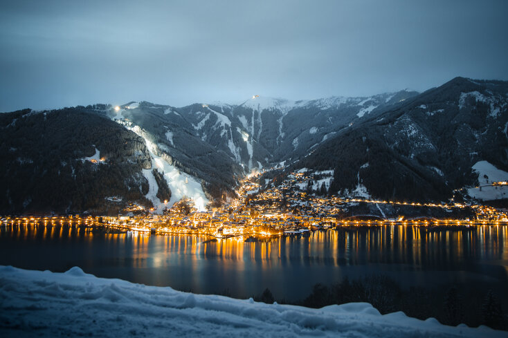 The center of Zell am See, the Schmittenhöhe and Lake Zell at night | © Zell am See-Kaprun Tourismus
