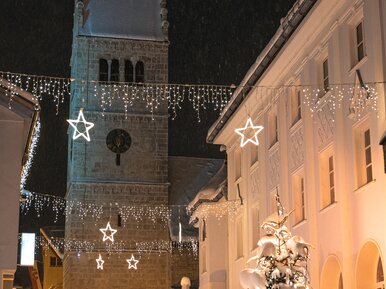 Lights in the wintry old town of Zell am See | © Johannes Radlwimmer