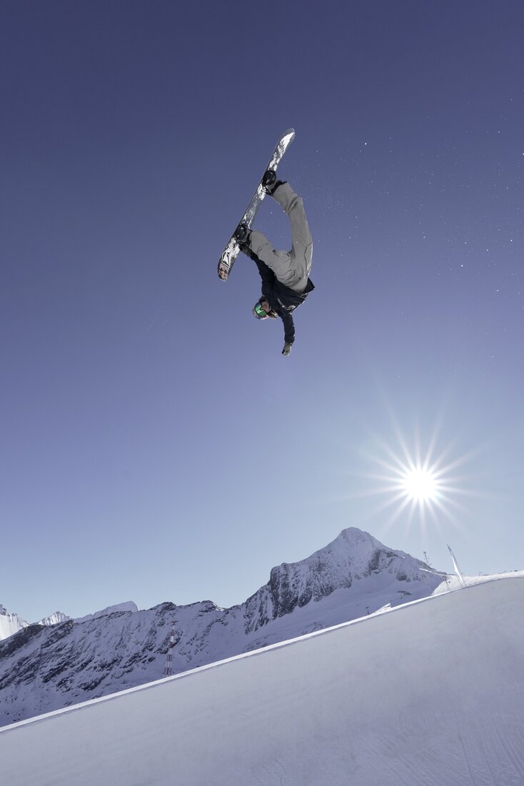 Freestylers on skis and snowboards love the parks on the glacier | © Zell am See-Kaprun Tourismus
