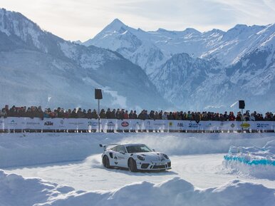 Driving over the ice in a Porsche at the GP Ice Race in Zell am See-Kaprun | © Zell am See-Kaprun Tourismus