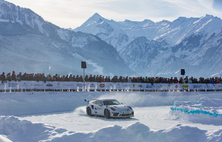 Driving over the ice in a Porsche at the GP Ice Race in Zell am See-Kaprun | © Zell am See-Kaprun Tourismus
