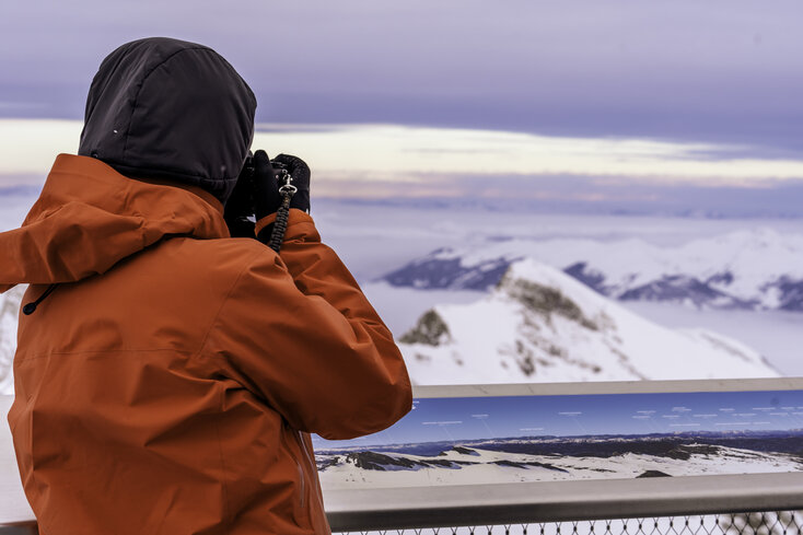 Photo shoot on the panorama platform on the Kitzsteinhorn | © Zell am See-Kaprun Tourismus