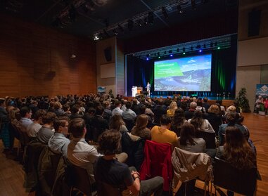 A full hall in the Ferry Porsche Congress Center at the 5th Tourism Forum in Zell am See-Kaprun | © Zell am See-Kaprun Tourismus
