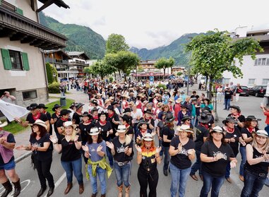 Goose bumps and a unique atmosphere during the parade of Line Dance AlpFestival | Zell am See Kaprun | © Zell am See-Kaprun Tourismus