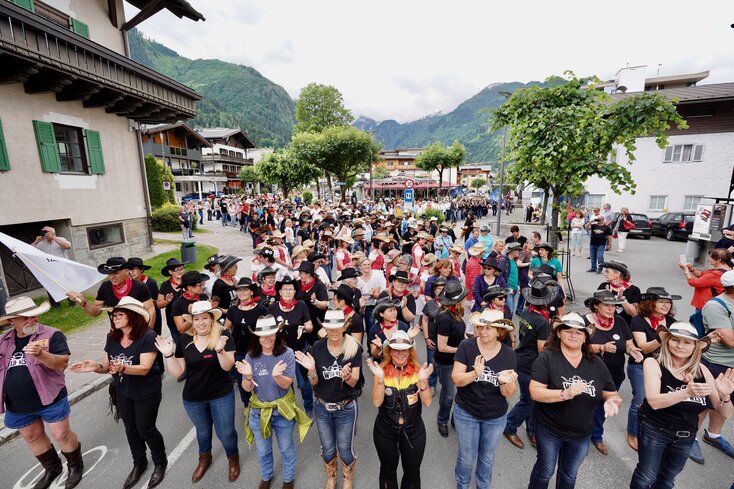 Goose bumps and a unique atmosphere during the parade of Line Dance AlpFestival | Zell am See Kaprun | © Zell am See-Kaprun Tourismus