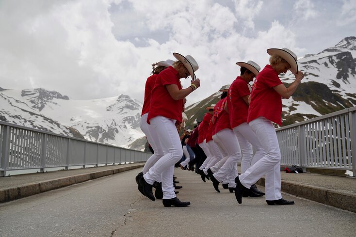 Western und Line Tänzer auf der Staumauer in Kaprun | Line Dance AlpFestival in Zell am See-Kaprun | © Zell am See-Kaprun Tourismus