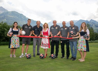 Opening photo with Bayer 04 Leverkusen of the new football golf course in Zell am See-Kaprun | © Zell am See-Kaprun Tourismus
