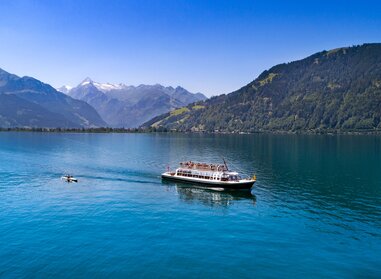  Nostalgic boat on Lake Zell with an enchanting view of the Kitzsteinhorn | © Zell am See-Kaprun Tourismus