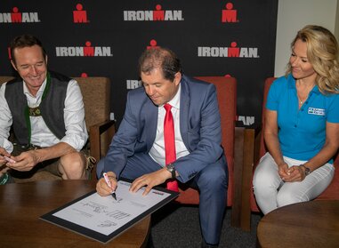 Signing of the mayor for the IRONMAN 70.3 Zell am See-Kaprun | © Zell am See-Kaprun Tourismus