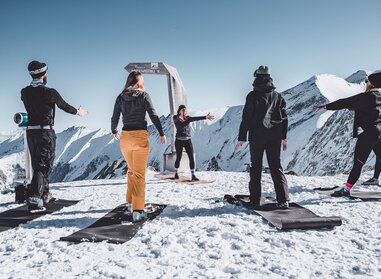  One of the highlights of the program is Techno Yoga on the Kitzsteinhorn in Zell am See-Kaprun | © Expa obh