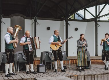 Local music Zell am See at the Magic Lake Show | © EXPA FEI