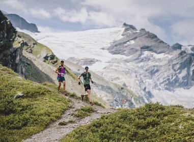 Athletes run through the mountain landscape in Zell am See-Kaprun | © EXPA-FEI