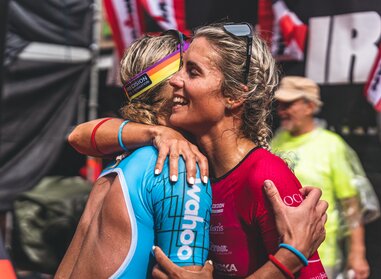  The winner and the state champion hug each other at the finish | © Zell am See-Kaprun