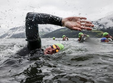 Ein Schwimmer des IRONMAN 70.3 taucht aus dem Zeller See auf | © gettyimages