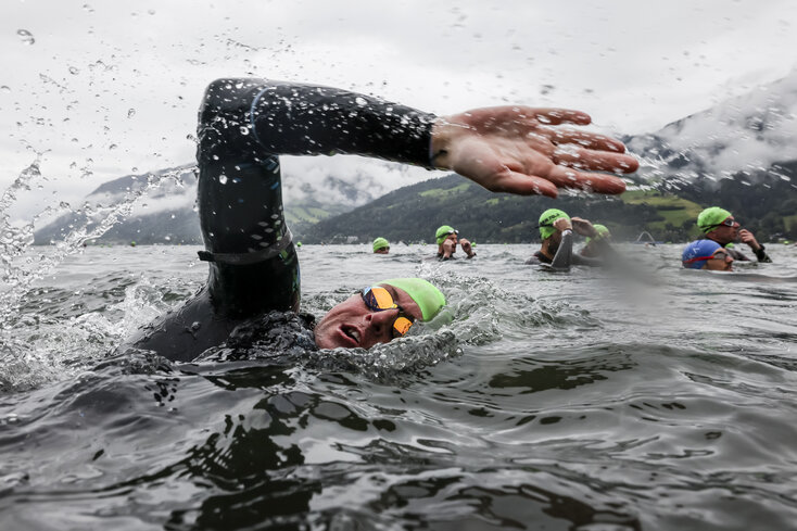 Ein Schwimmer des IRONMAN 70.3 taucht aus dem Zeller See auf | © gettyimages