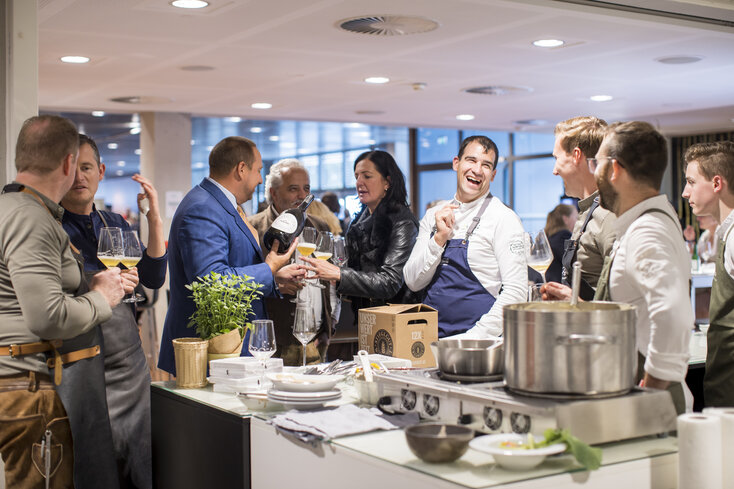 Chefs and guests at the festival of alpine cuisine | © SalzburgerLand Tourismus