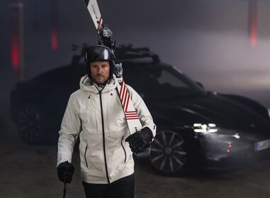 Aksel Lund Svindal with new ski and in front of Porsche | © head.com