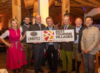 Press photo with officials for the UNWTO award | © Zell am See-Kaprun Tourismus