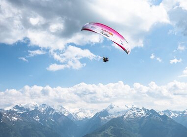 Mountain panorama with a paraglider | © Johannes Radlwimmer
