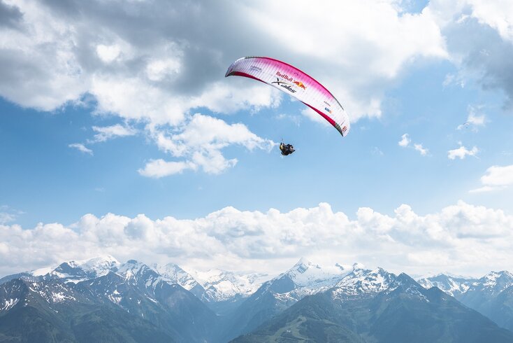 Mountain panorama with a paraglider | © Johannes Radlwimmer