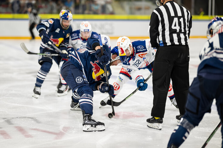 Battle for the puck at the Red Bulls invitation tournament in Zell am See-Kaprun | © Red Bull München/City-Press
