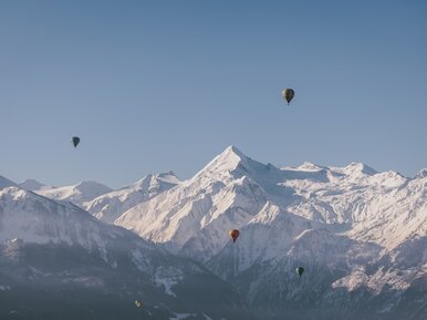 Ballone vor dem Gipfel des Kitzsteinhorns | © Zell am See-Kaprun / EXPA-FEI