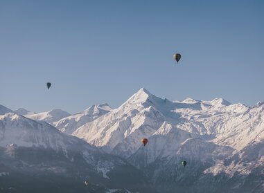 Ballons in front of the Kitzsteinhorn glacier  | © Zell am See-Kaprun / EXPA-FEI