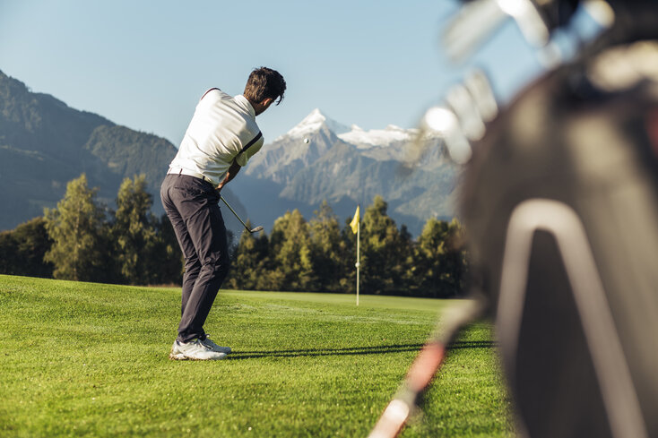 Golfing with a view of the Kitzsteinhorn | © Zell am See-Kaprun Tourismus