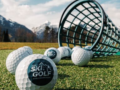 Golfbälle mit Ski und Golf WM Logo am Golfplatz Zell am See | © Zell am See-Kaprun Tourismus