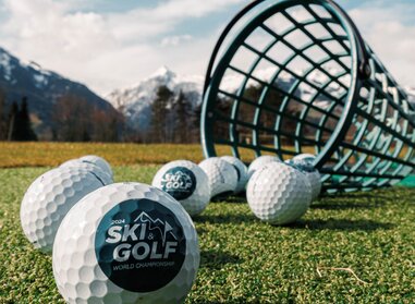 Golfbälle mit Ski und Golf WM Logo am Golfplatz Zell am See | © Zell am See-Kaprun Tourismus