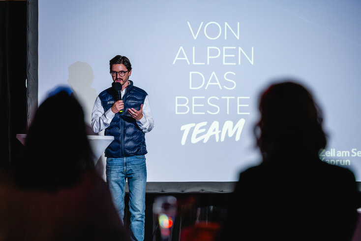 Managing Director Manuel Resch on stage at the kick-off presentation  | © Zell am See-Kaprun Tourismus