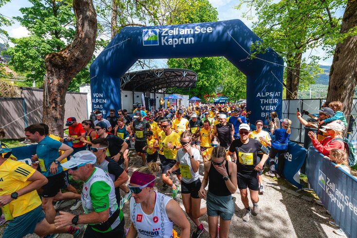 The runners at the Wings for Life App Run in Zell am See started in Elisabethpark right by the lake | © Zell am See-Kaprun Tourismus