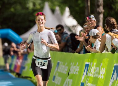 Crossing the finish line at TriZell 2024 | © Zell am See-Kaprun Tourismus