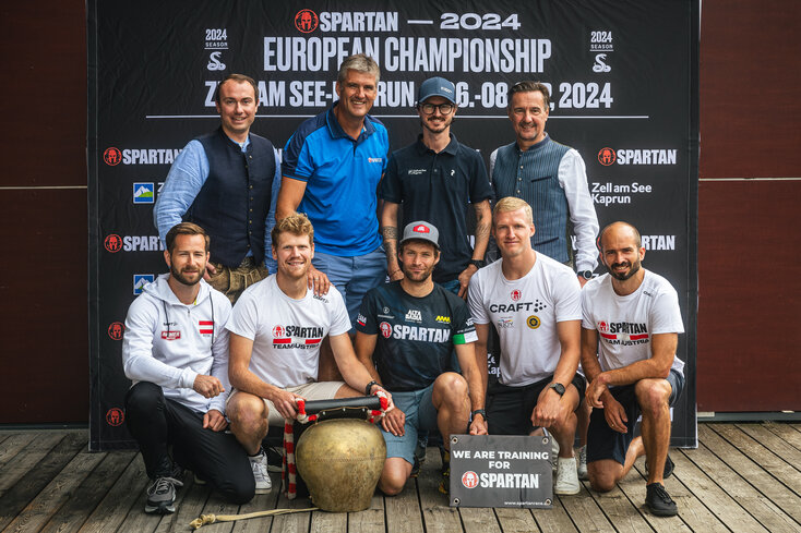 v.l.h. Domenik David, Helge Lorenz, Manuel Resch, Martin Zauner I vordere Reihe AT-Spartan-Topathleten mit dem südtiroler Europa- und Ultra-Weltmeister in der Mitte | © Zell am See-Kaprun Tourismus