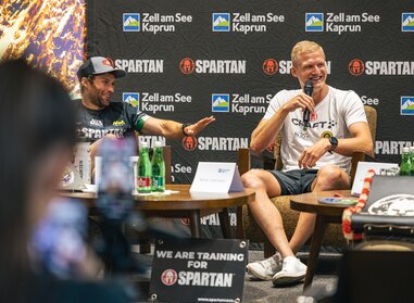 Luca Pescollderungg und Rene Groinig am Podium bei der Pressekonferenz | © Zell am See-Kaprun Tourismus