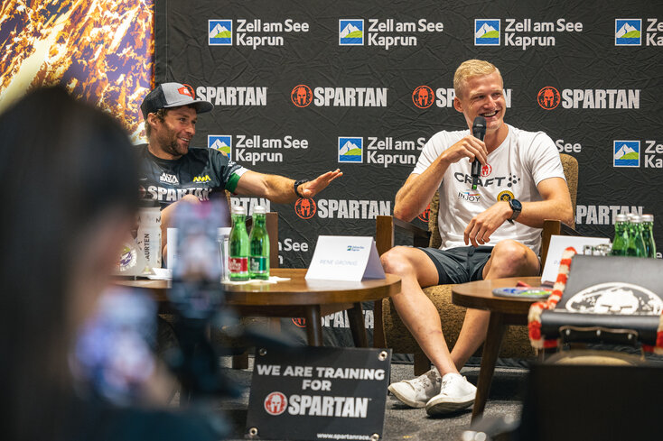 Luca Pescollderungg und Rene Groinig am Podium bei der Pressekonferenz | © Zell am See-Kaprun Tourismus